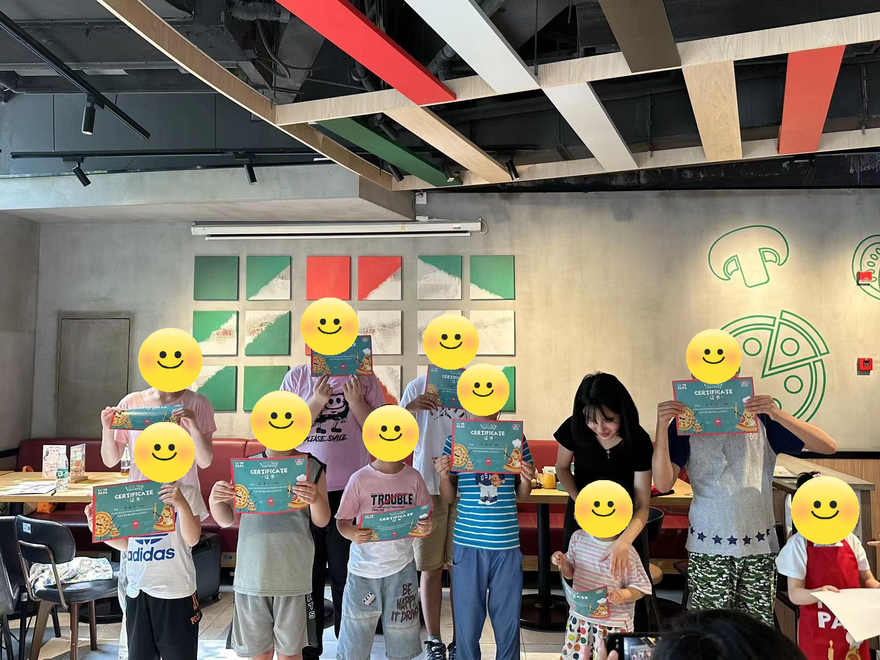 图片包含 玩具, 建筑, 人, 桌子

描述已自动生成