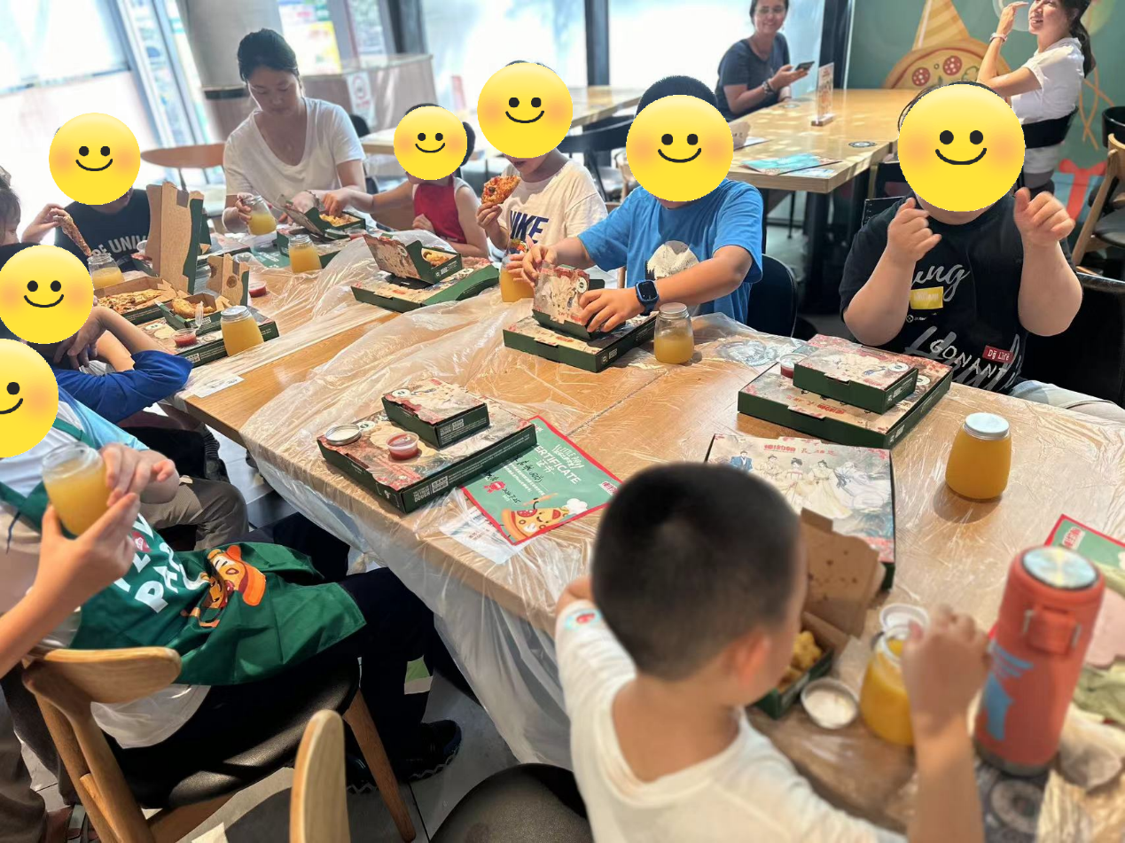 一群人围坐在桌子前吃东西
中度可信度描述已自动生成