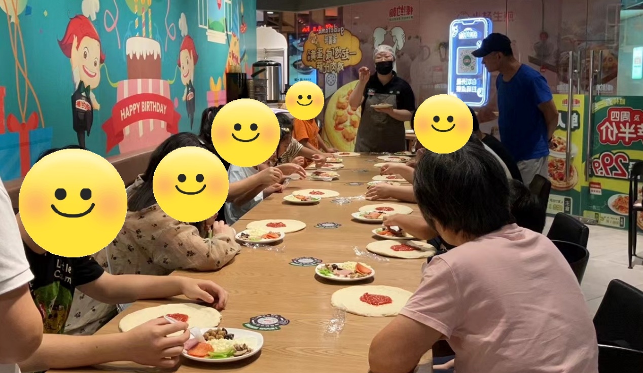 一群人在餐厅吃饭

中度可信度描述已自动生成