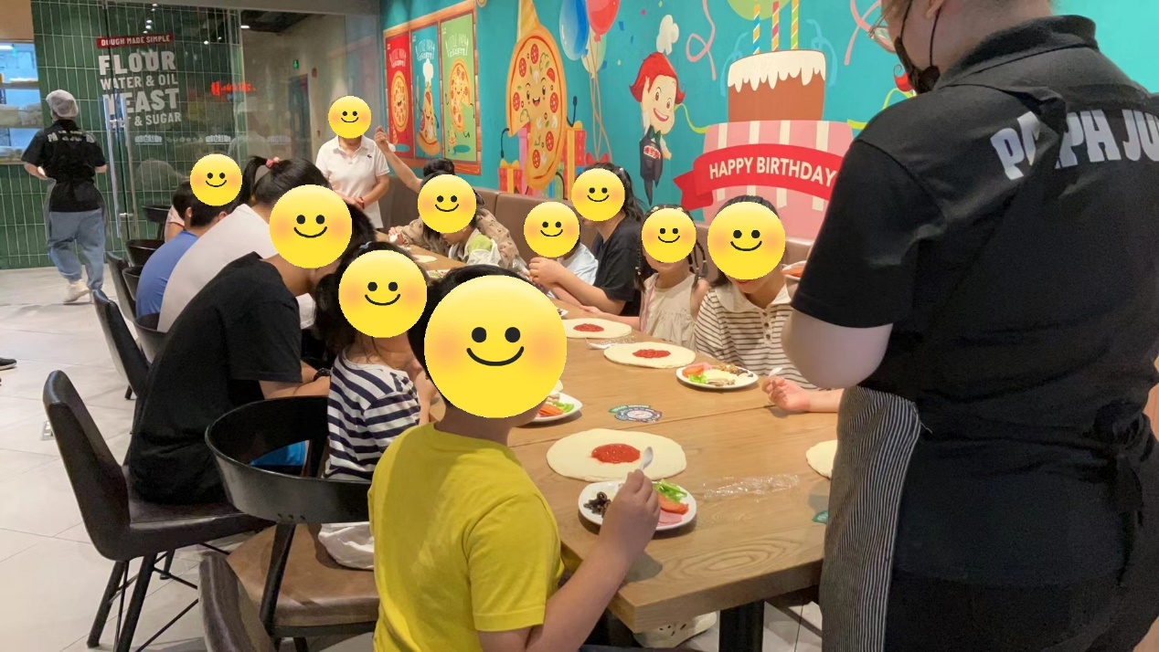 一群人站在桌子边

中度可信度描述已自动生成